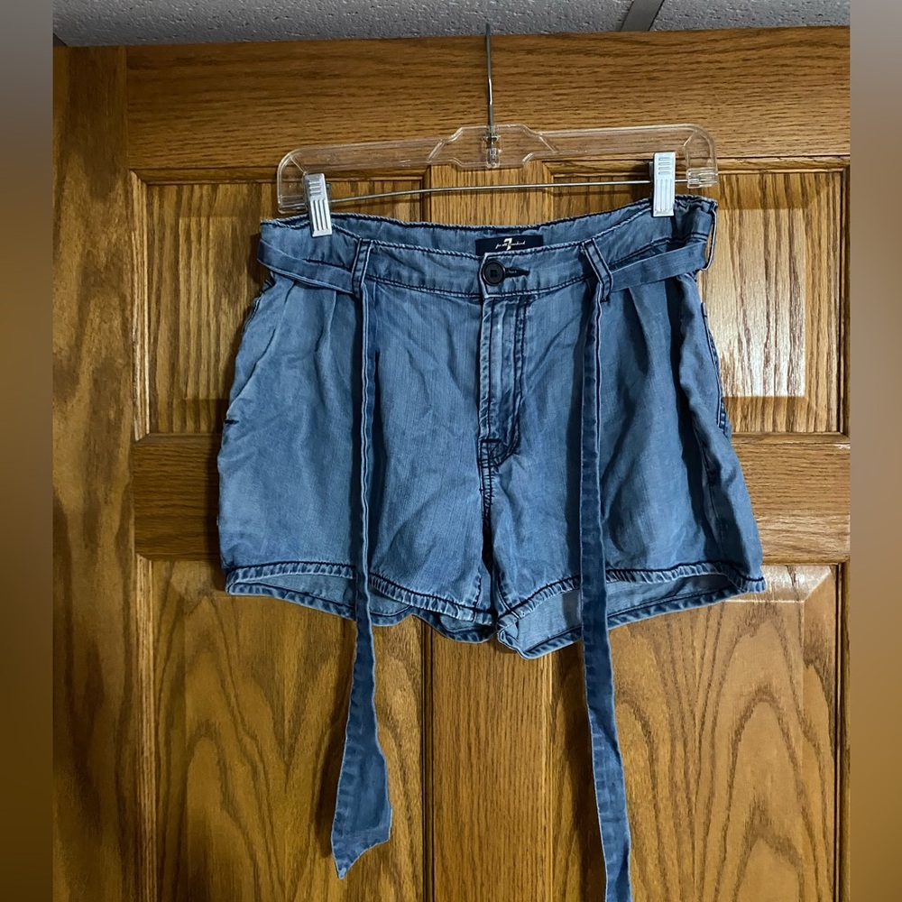 7 For All Mankind pleated shorts light denim Shorts Size 28” Waist - Picture 9 of 10